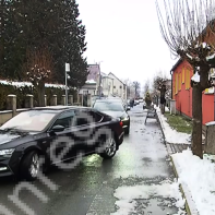 Prezidentská limuzína u ZŠ Charlotty Masarykové v Lánech, kde volil Miloš Zeman Prezidentská limuzína u ZŠ Charlotty Masarykové v Lánech, kde volil Miloš Zeman